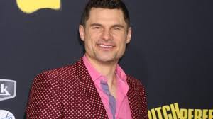 How tall is Flula Borg?